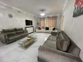 Leafy home in the heart of Linden with Pool